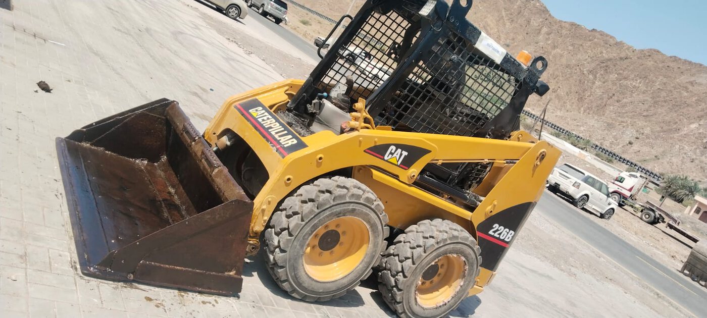 سكيد ستير لودر CAT 226B مع بكت في ساحة الفجيرة